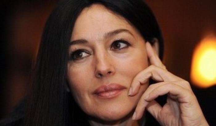 Monica Bellucci: ‘Italiani hanno talento nello sputarsi addosso’ Monica Bellucci: ‘Italiani hanno talento nello sputarsi addosso’
