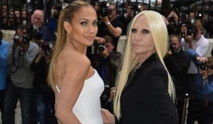 Jennifer Lopez veste Versace a Parigi