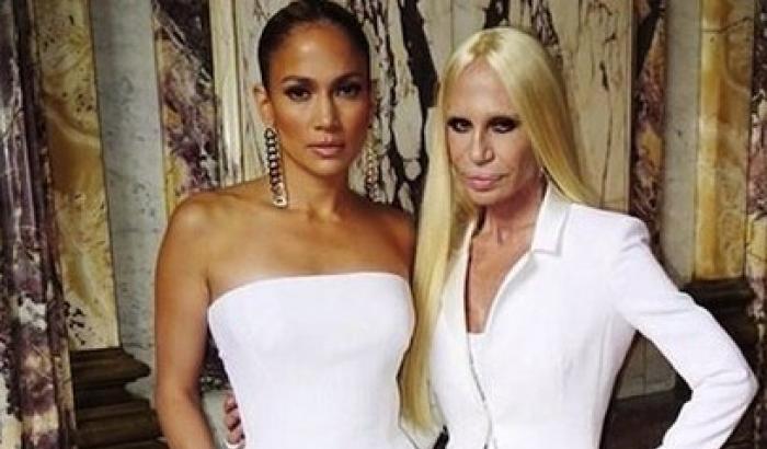 Jennifer Lopez blocca la sfilata Versace a Parigi