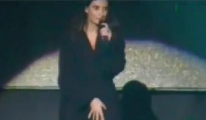 Incidente hot per Laura Pausini: resta nuda durante un concerto