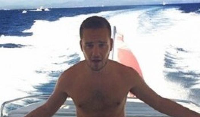 One Direction, Liam Payne nudo in barca