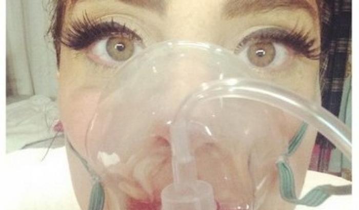 Lady Gaga: selfie in ospedale con la  maschera d'ossigeno