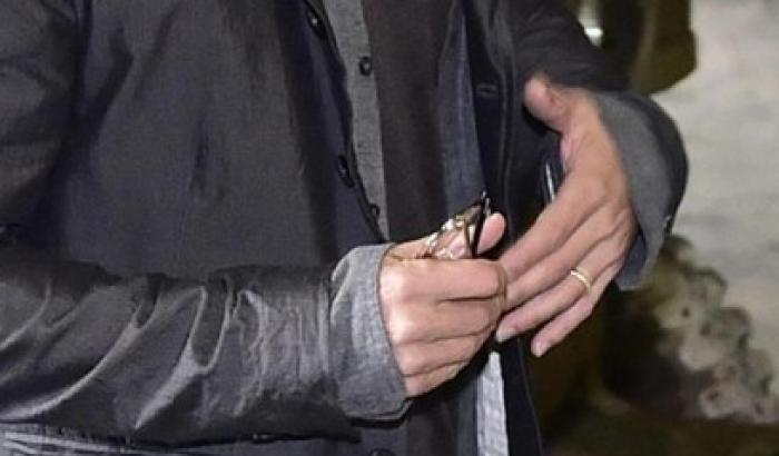 Brad Pitt con la fede sul set di Fury Brad Pitt con la fede sul set di Fury