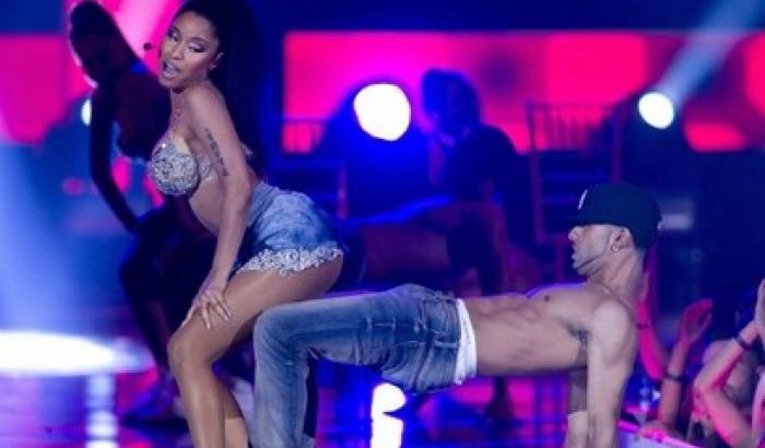 Nicki Minaj: sesso sul palco durante lo show in tv