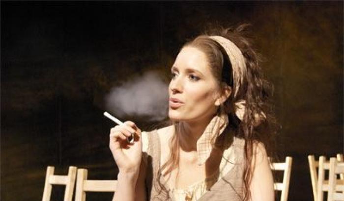 Pubblicizza le sigarette: la Carmen va in fumo