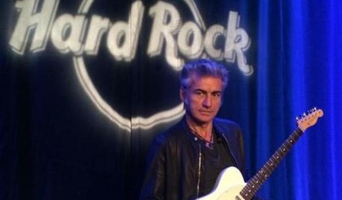 Ligabue dona al sua chitarra all'Hard Rock Cafe di New York