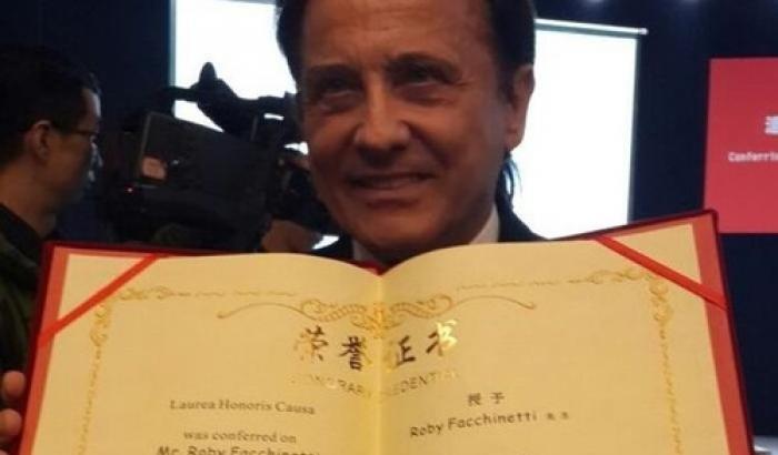 Roby Facchinetti si laurea in Cina