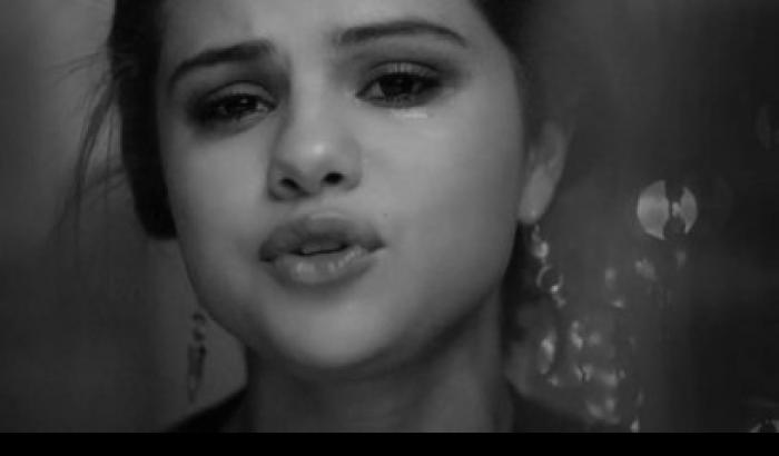Selena Gomez: lacrime per Justin Bieber nella nuova canzone Selena Gomez: lacrime per Justin Bieber nella nuova canzone