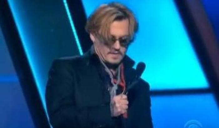 Johnny Depp sul palco ubriaco agli Hollywood Film Awards