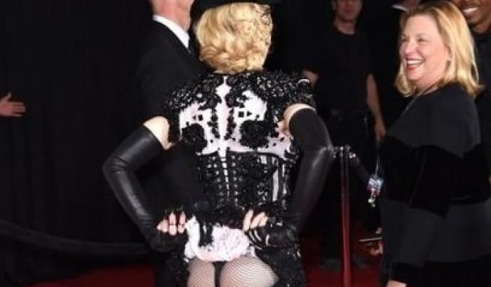 Oplà, Madonna mette in mostra le chiappe chiare‏