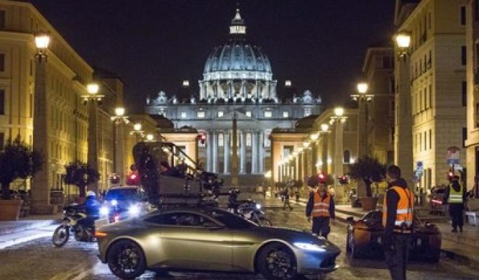 Spectre, Bond sfreccia a San Pietro: corse in auto e solidarietà