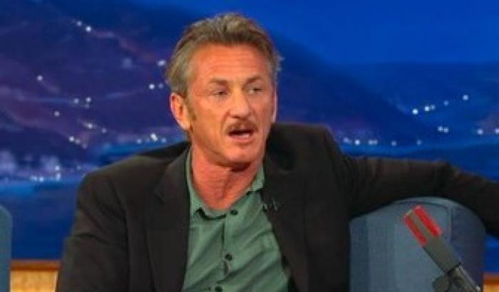 Sean Penn attacca George Bush: grazie per aver inventato l'Isis