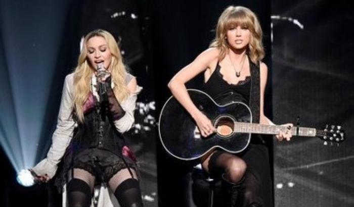 Taylor Swift regina degli iHeartRadio Music Awards