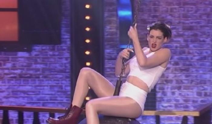 Anne Hathaway imita Miley Cyrus: ecco la parodia di Wrecking Ball
