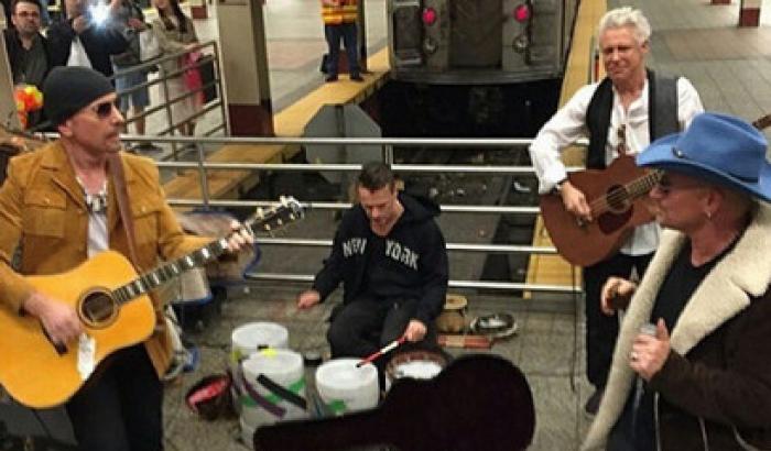 Sorpresa nella metro di New York: mini concerto degli U2