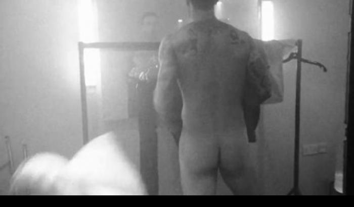 Maroon 5, Levine nudo nel nuovo video