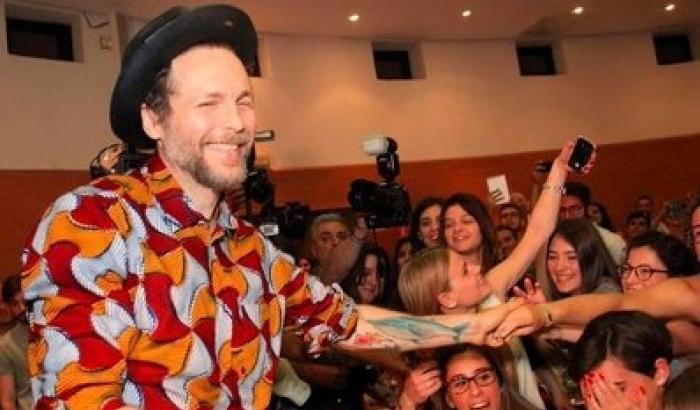 Jovanotti esalta il lavoro gratis, il web lo massacra