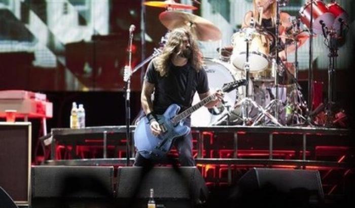 Dave Grohl dei Foo Fighters cade dal palco e si rompe una gamba