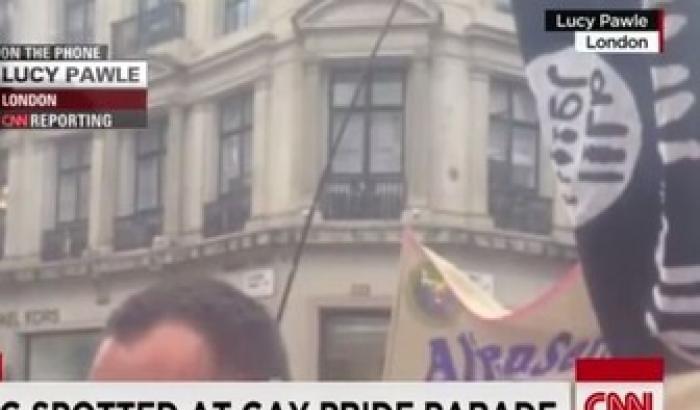 Cnn: bandiera dell'Isis al Pride di Londa, ma le scritte sono sex toys