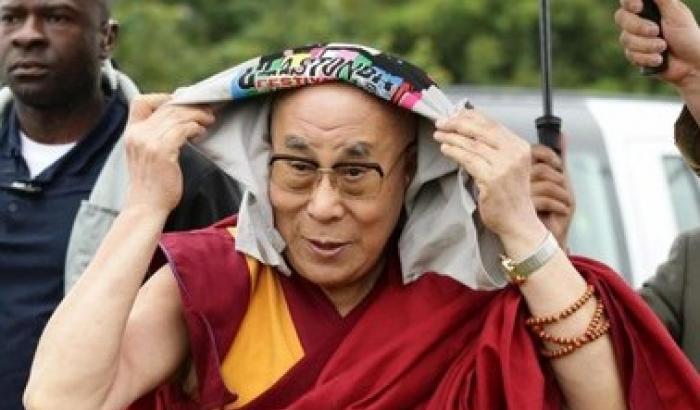 Glastonbury, arriva il Dalai Lama e la folla intona per lui Happy Birthday
