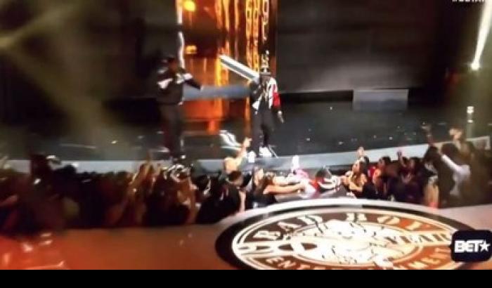 Puff Daddy scivola e sparisce dal palco durante i Bet Awards
