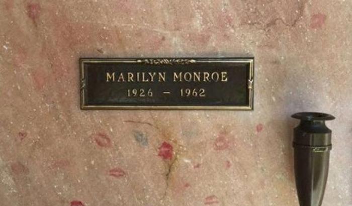 Il tempo non logora il mito di Marilyn: asta record per la targa della sua tomba