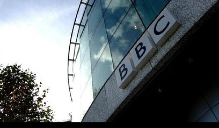 Cameron, giù le mani dalla Bbc: attori e scrittori in difesa della 'zietta' Cameron, giù le mani dalla Bbc: attori e scrittori in difesa della 'zietta'