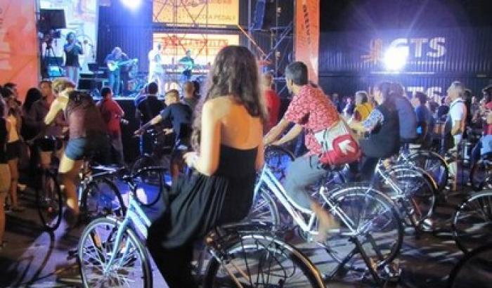 Niente poltrone, l'eco-concerto dei Têtes de Bois è alimentato dalle bici