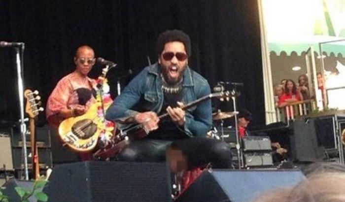 Lenny Kravitz, sotto il vestito niente: incidente sexy sul palco