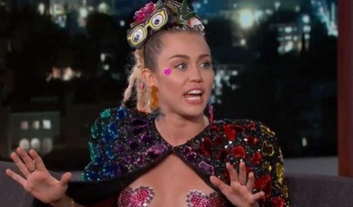 Miley Cyrus hot: in topless allo show di Jimmy Kimmel