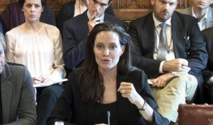 Angelina Jolie avverte: l'Isis usa lo stupro per terrorizzare le donne