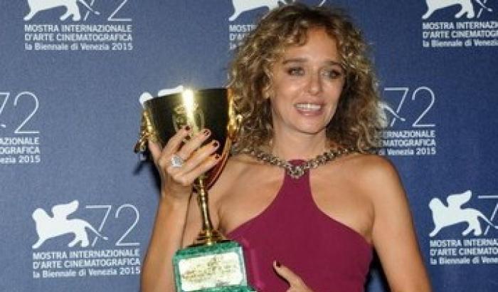 Dopo 29 anni, Valeria Golino alza di nuovo al cielo la Coppa Volpi