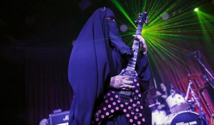 La chitarrista Heavy Metal col burqa