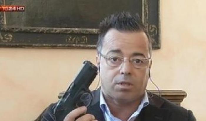 Buonanno (Lega) si presenta in diretta tv con la pistola Buonanno (Lega) si presenta in diretta tv con la pistola