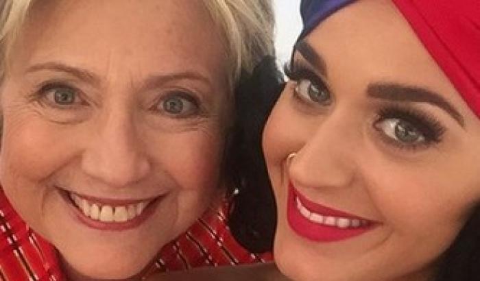 Hillary gioca la carta pop: su Twitter il selfie con Katy Perry