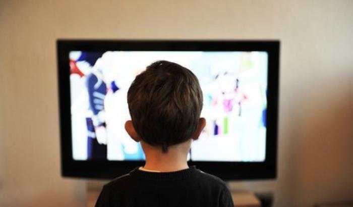 Guardare troppa tv favorisce cancro e ictus