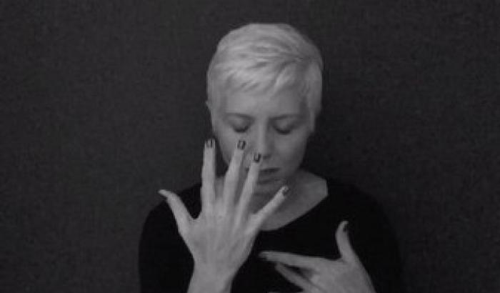 Canta Hello nel linguaggio dei segni: video virale
