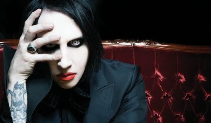 Firenze, l'eretico Marilyn Manson brucia la Bibbia: il video