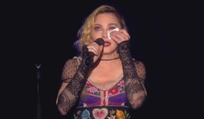 Madonna in lacrime: i terroristi non l'avranno vinta