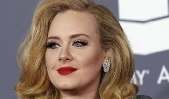 Adele annuncia il tour per il 2016