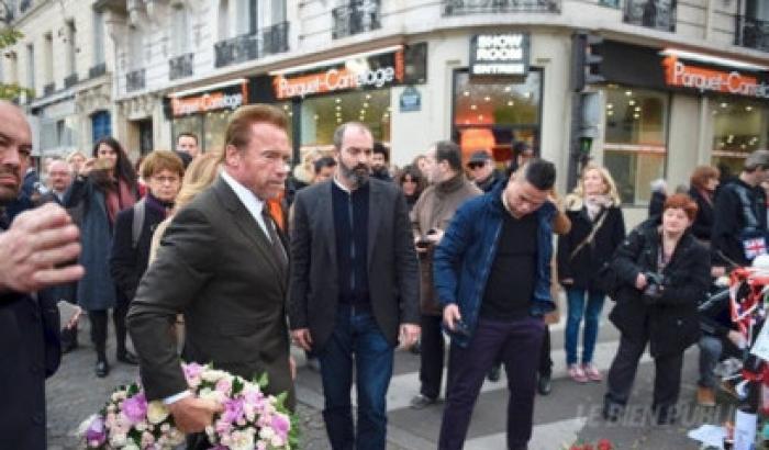 Schwarzenegger porta i fiori al Bataclan: Parigi ti amo