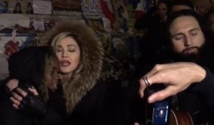 Madonna canta Imagine per le vittime di Parigi