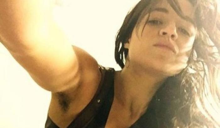Michelle Rodriguez su Instagram: adoro la mia ascella pelosa