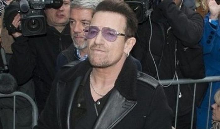 Bono: show natalizio per beneficenza per le strade di Dublino