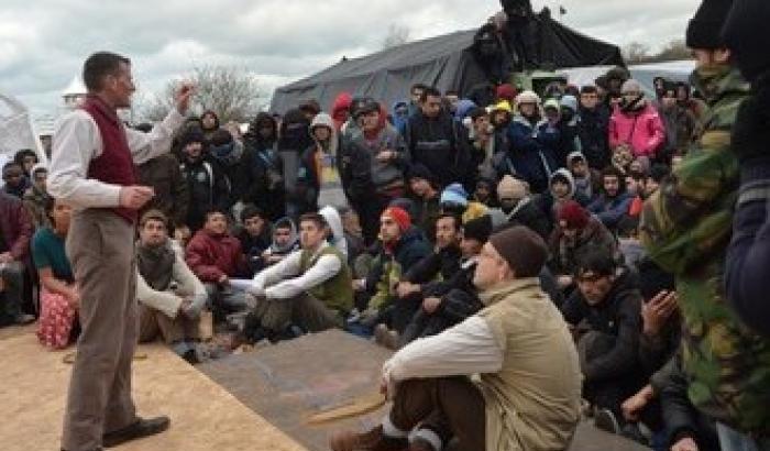Da Londra a Calais: gli attori del Globe Theatre recitano per i profughi