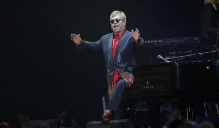 Gli omofobi hanno paura di Elton John a Sanremo