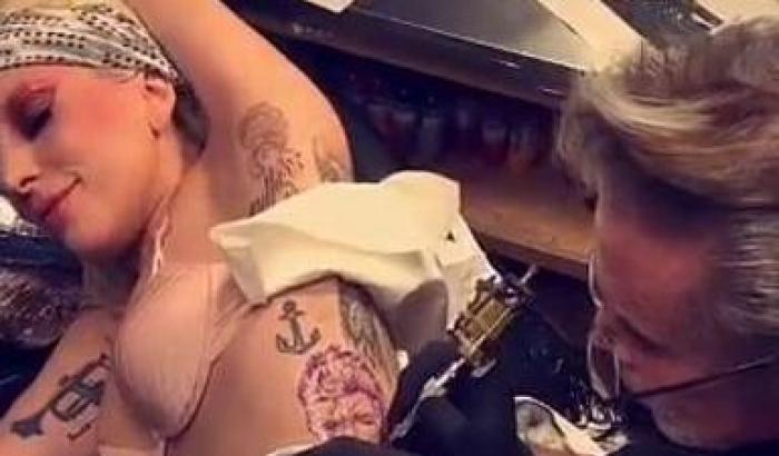 Lady Gaga si tatua il viso di David Bowie