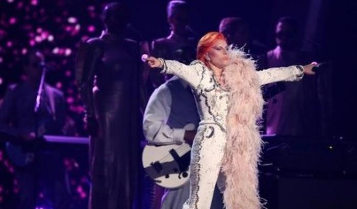 Grammy, il tributo di Lady Gaga a David Bowie