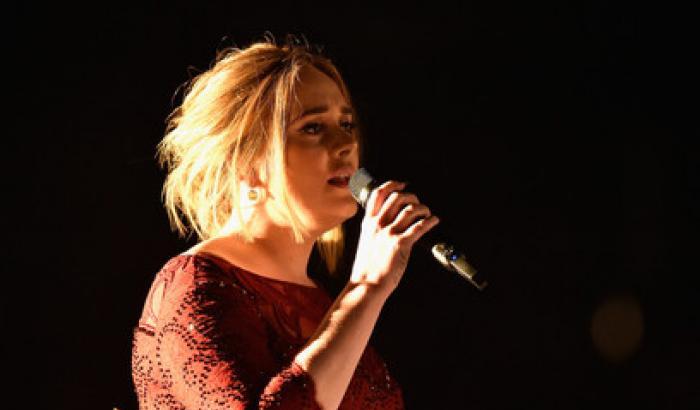 Grammy, Adele è un disastro: problemi tecnici e stecca