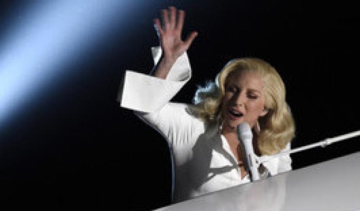 Oscar 2016, Lady Gaga canta contro gli abusi sessuali